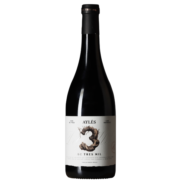 En flaske Aylés 3 de Tres Mil Vino de Pago Organic på en hvid baggrund