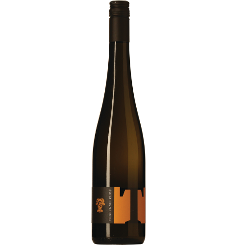 En flaske af Tegernseerhof Dürnstein Grüner Veltliner Federspiel på en hvid baggrund