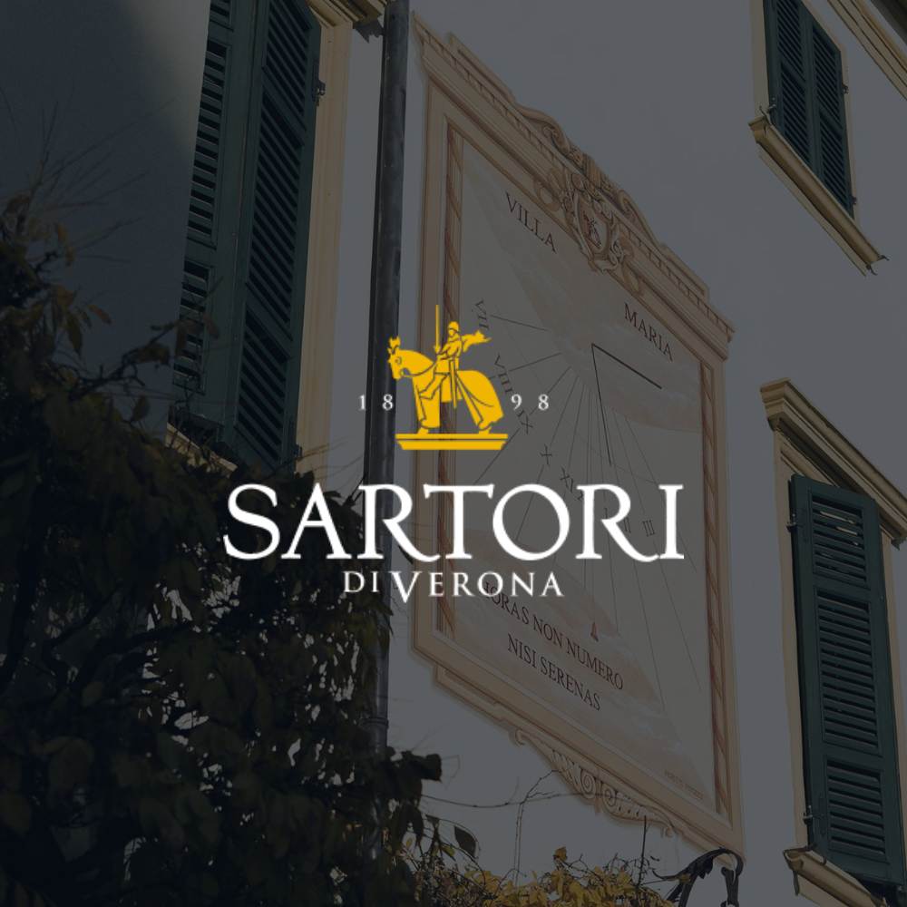Sartori Di Verona logo på en formørket baggrund af deres Villa Maria