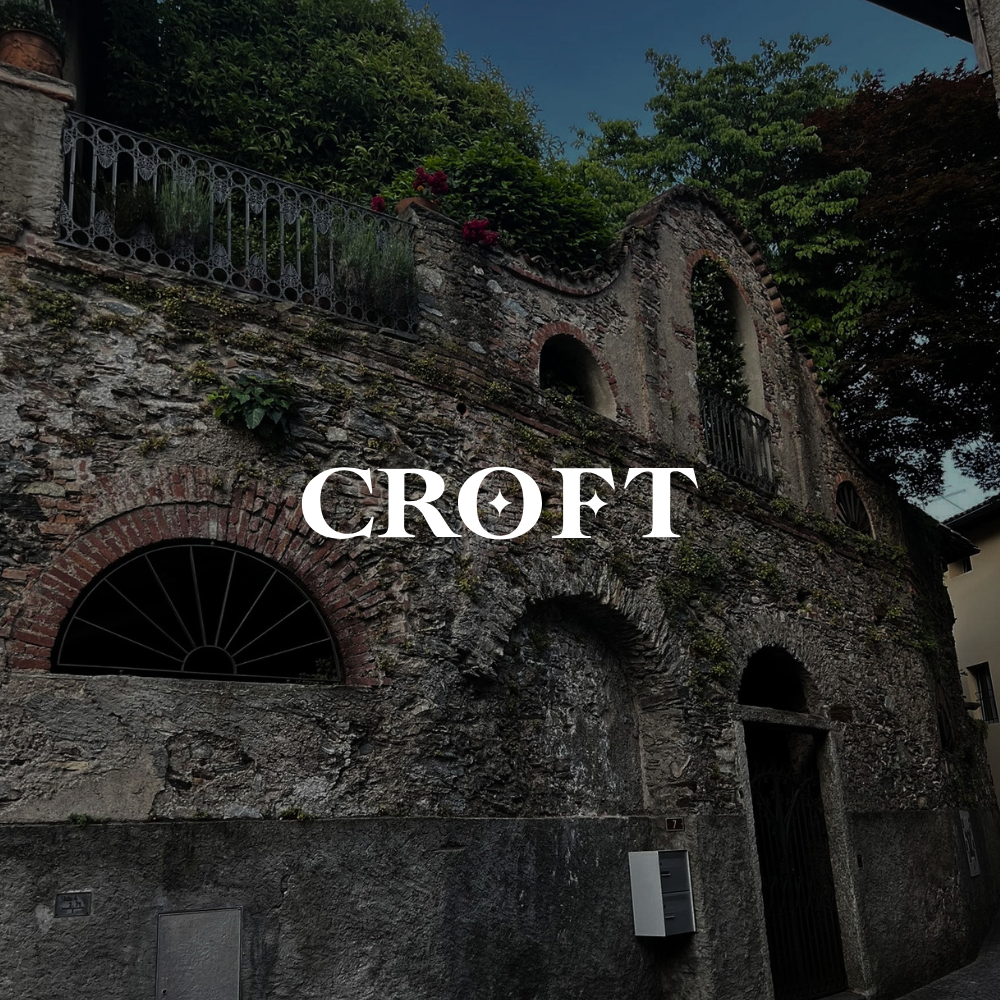 Croft Port logo på en formørket baggrund af en gammel sten bygning