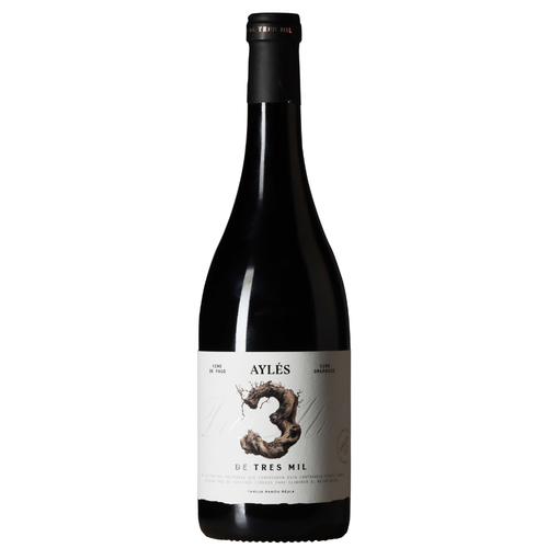 En flaske Aylés 3 de Tres Mil Vino de Pago Organic på en hvid baggrund