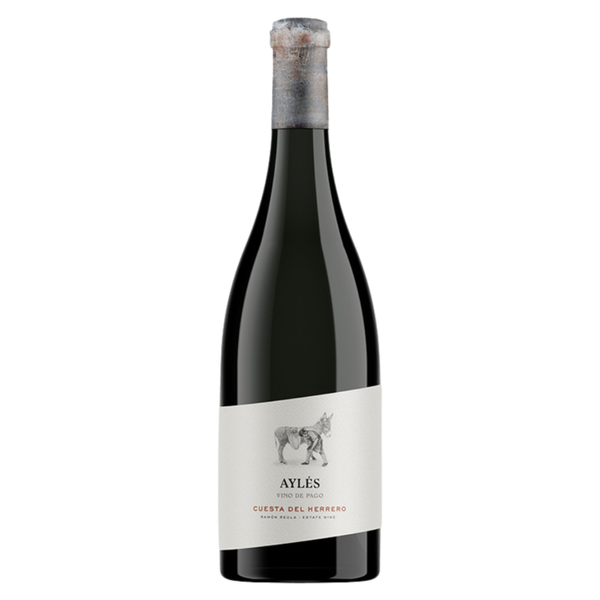 En flaske Aylés Cuesta del Herrero Vino de Pago på en hvid baggrund