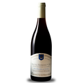 En flaske Barolet-Pernot Beaune 1er Cru Les Teurons på en hvid baggrund