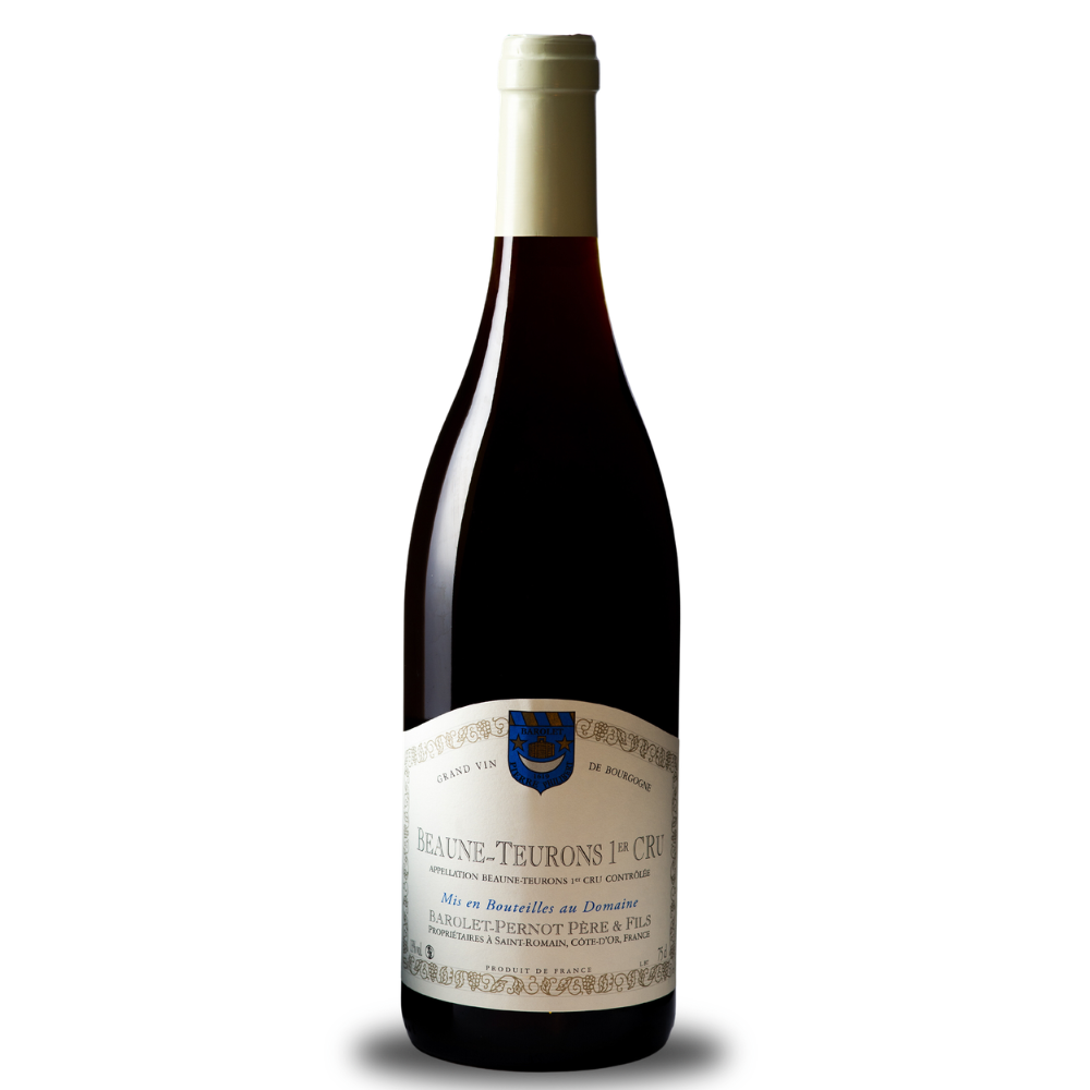 En flaske Barolet-Pernot Beaune 1er Cru Les Teurons på en hvid baggrund