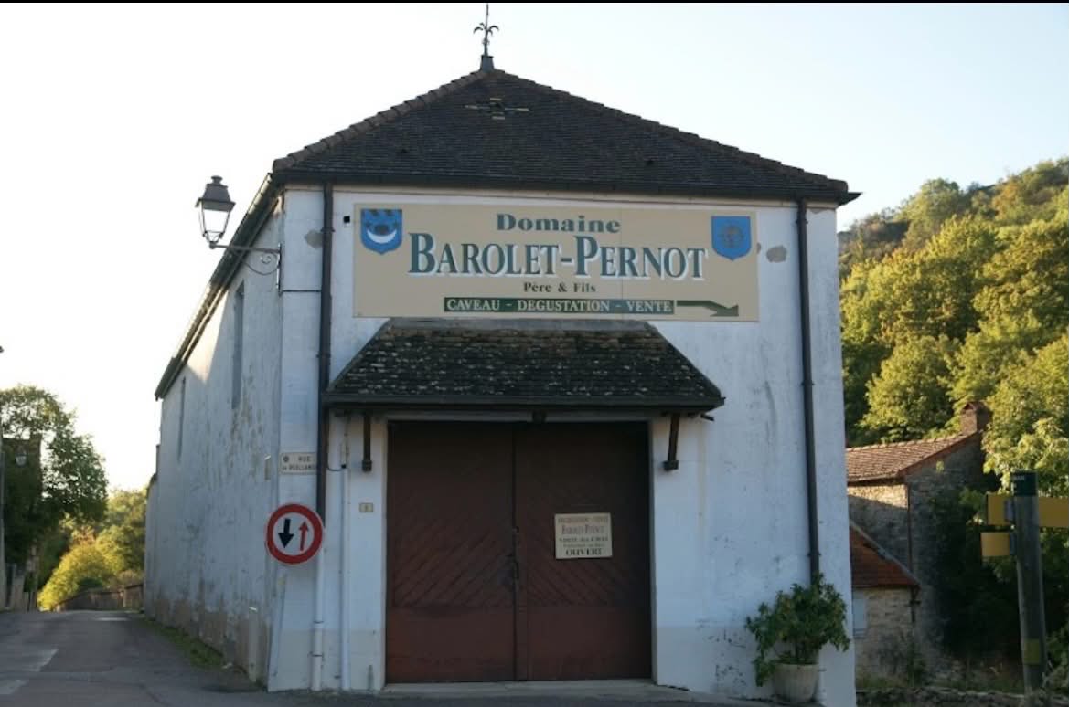 En bygning med et skilt der fremviser "barolet-pernot"