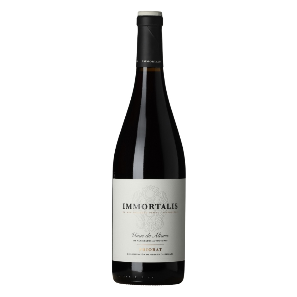 En flaske Immortalis Priorat D.O.Q. på en hvid baggrund