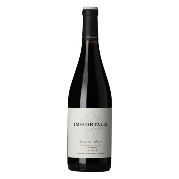 En flaske Immortalis Priorat D.O.Q. på en hvid baggrund