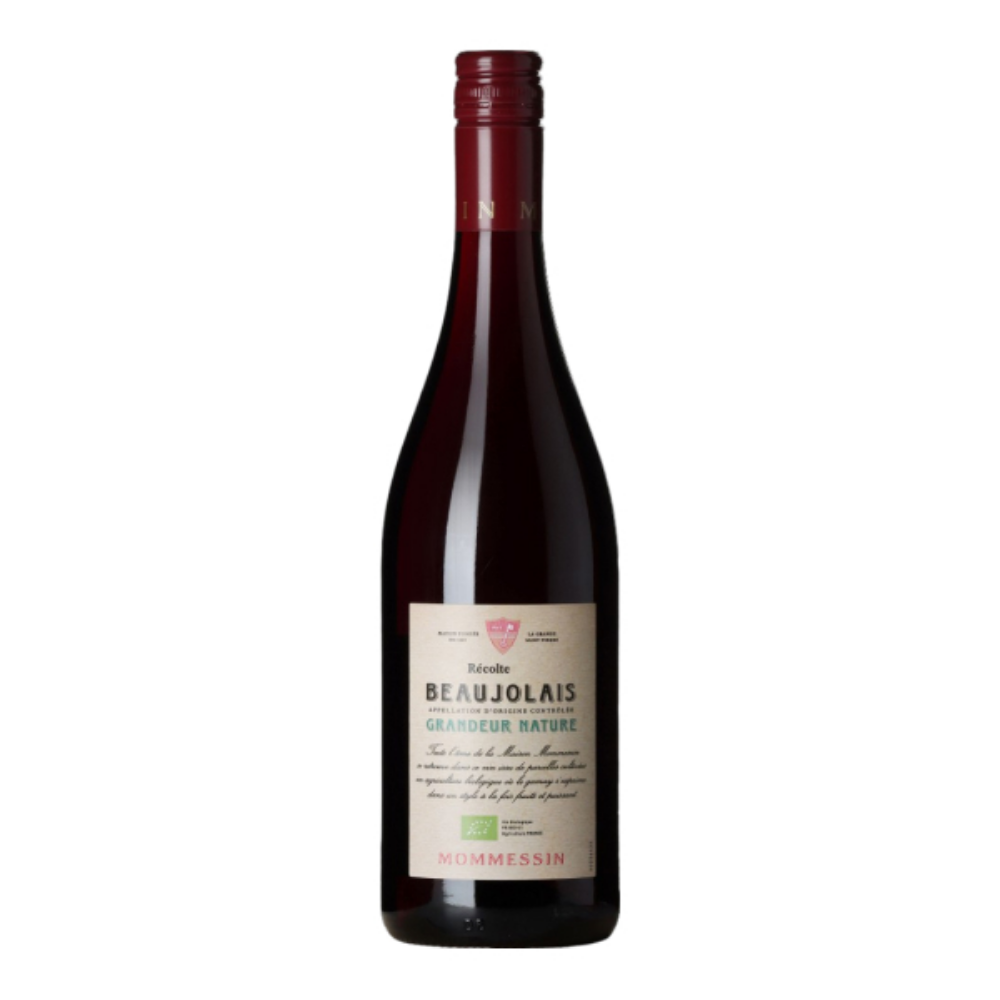 En flaske Mommessin Beaujolais Grandeur Nature Organic på en hvid baggrund