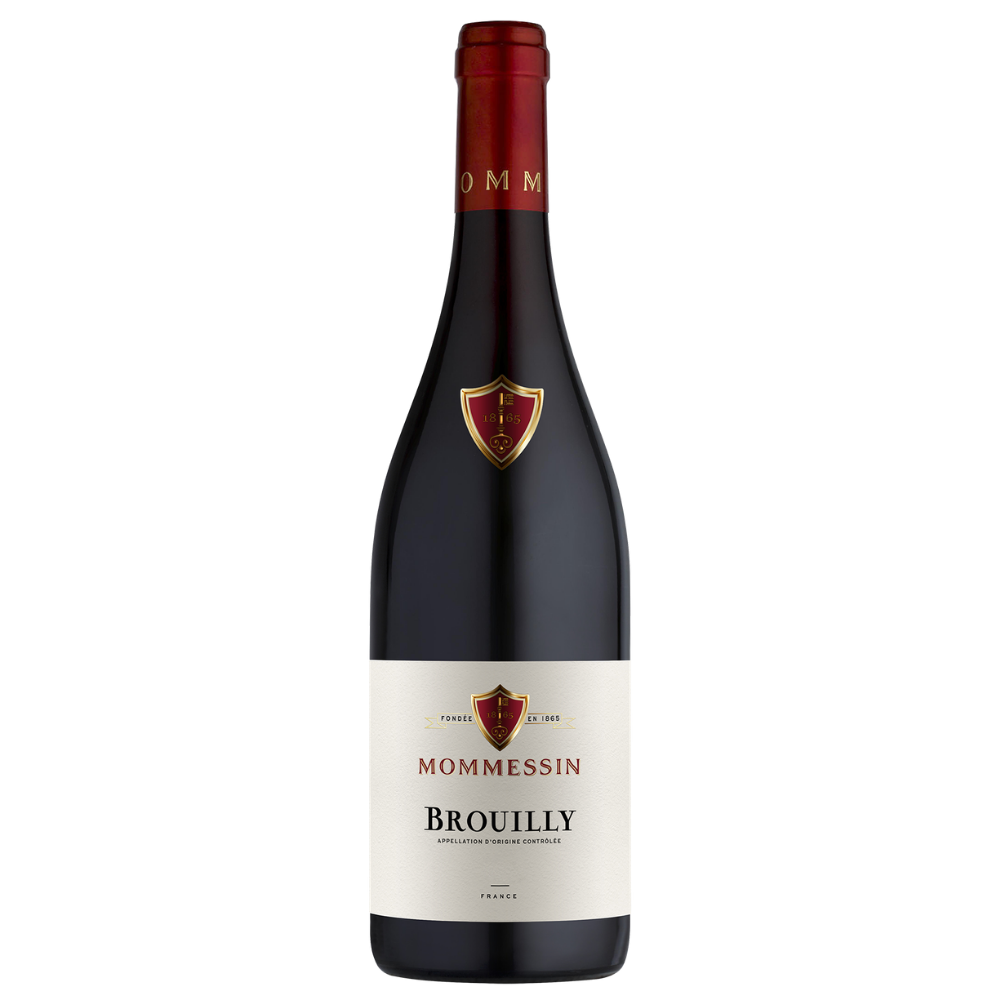 En flaske Mommessin Brouilly på en hvid baggrund