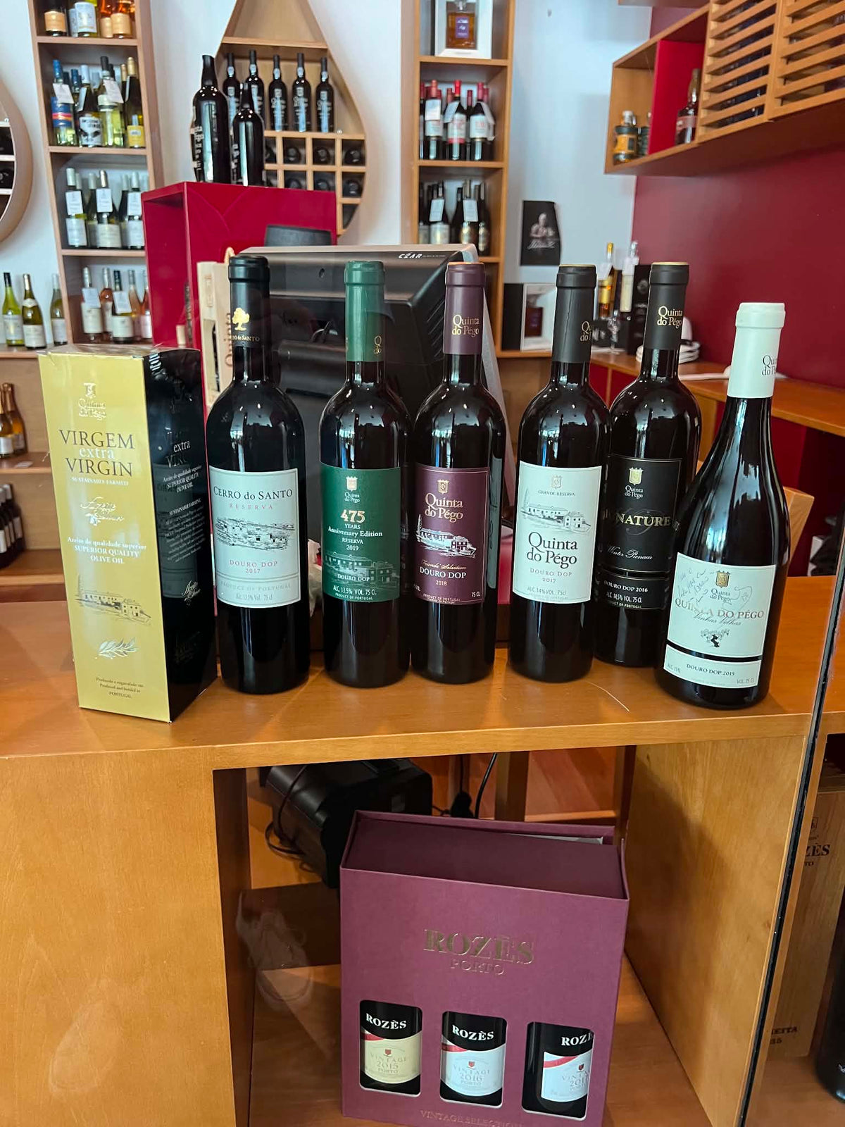 Et billede af diverse flasker fra Quinta Do Pego