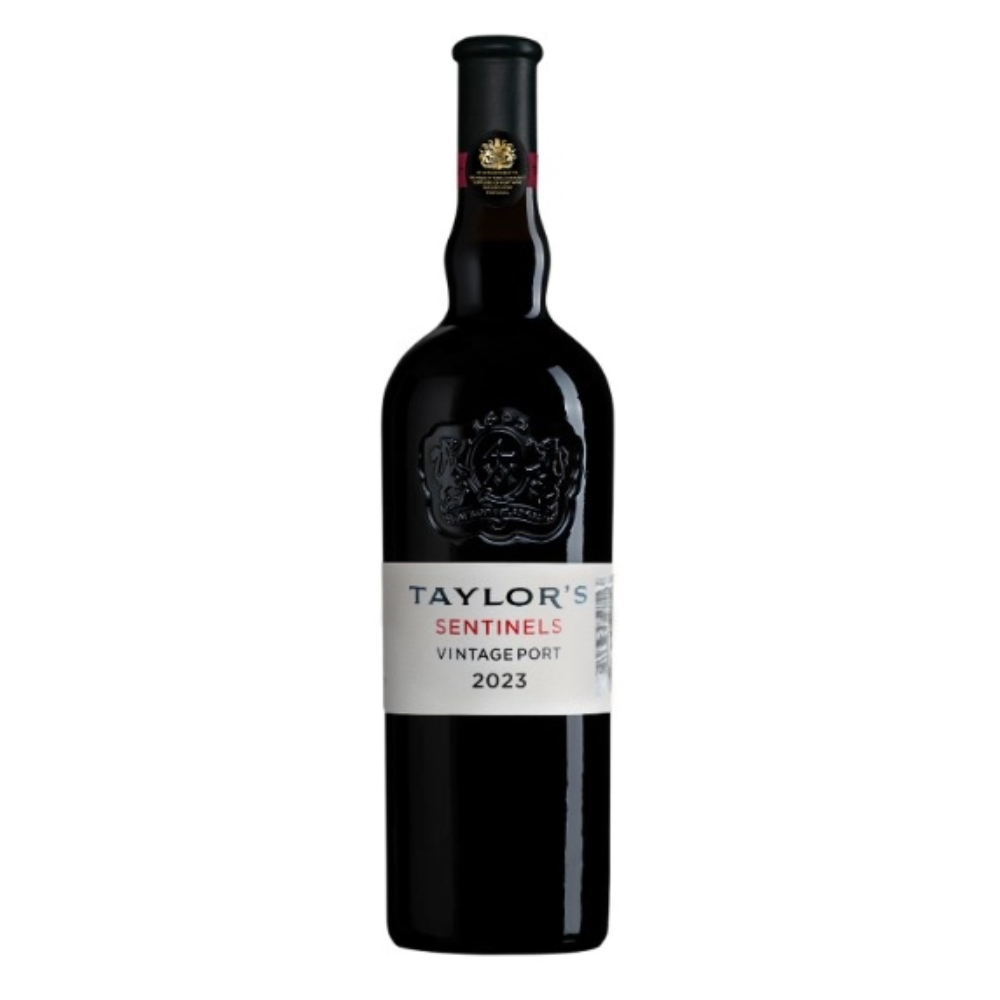 en flaske Taylor's Sentinels Vintage Port 2023 på en hvid baggrund