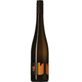 En flaske af Tegernseerhof Dürnstein Grüner Veltliner Federspiel på en hvid baggrund