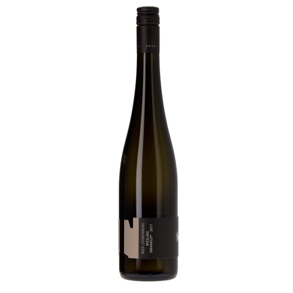 En flaske Tegernseerhof Loibenberg Riesling Smaragd 2017 på en hvid baggrund
