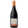 en flaske Wild Pig Merlot på en hvid baggrund