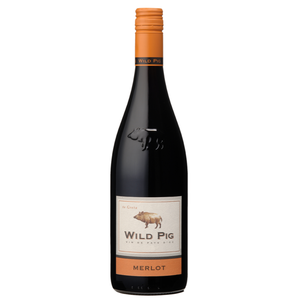 en flaske Wild Pig Merlot på en hvid baggrund