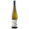 En flaske Winzer Krems Donauriesling PIWI på en hvid baggrund
