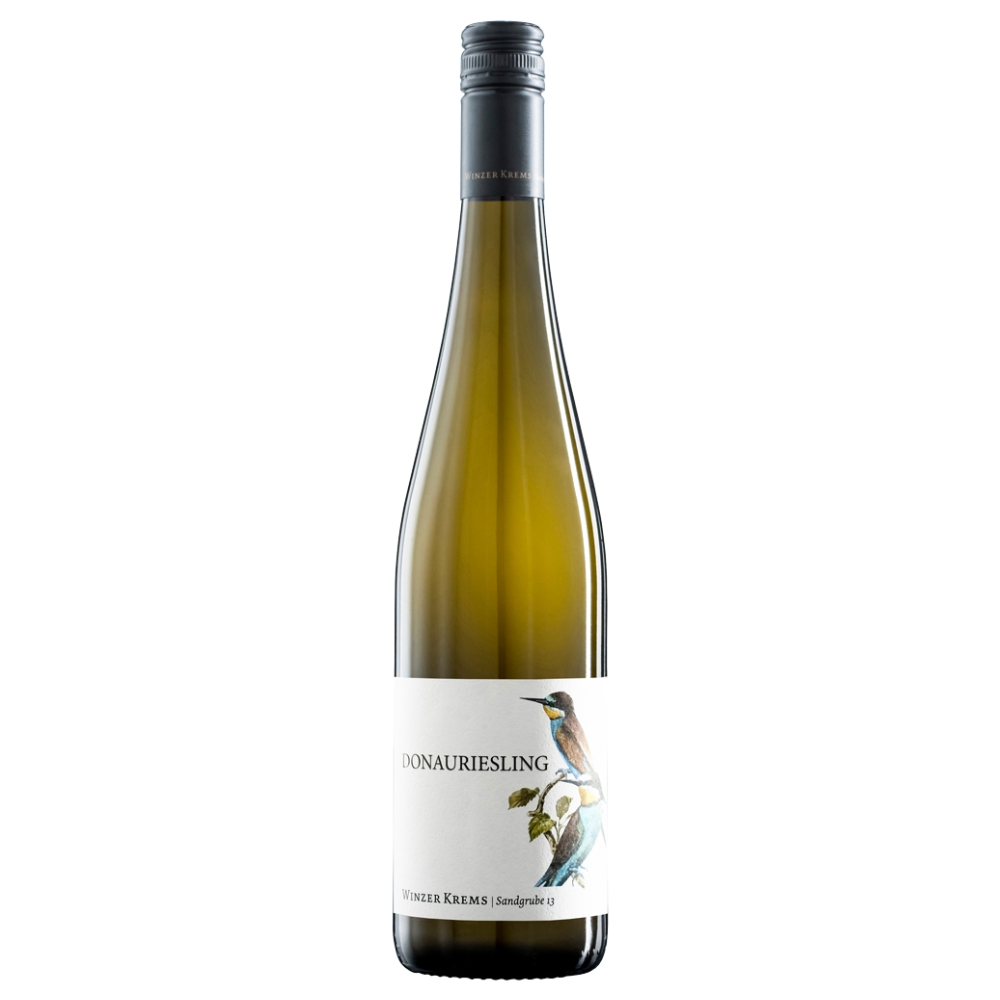 En flaske Winzer Krems Donauriesling PIWI på en hvid baggrund