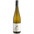 En flaske Winzer Krems Donauveltliner PIWI på en hvid baggrund