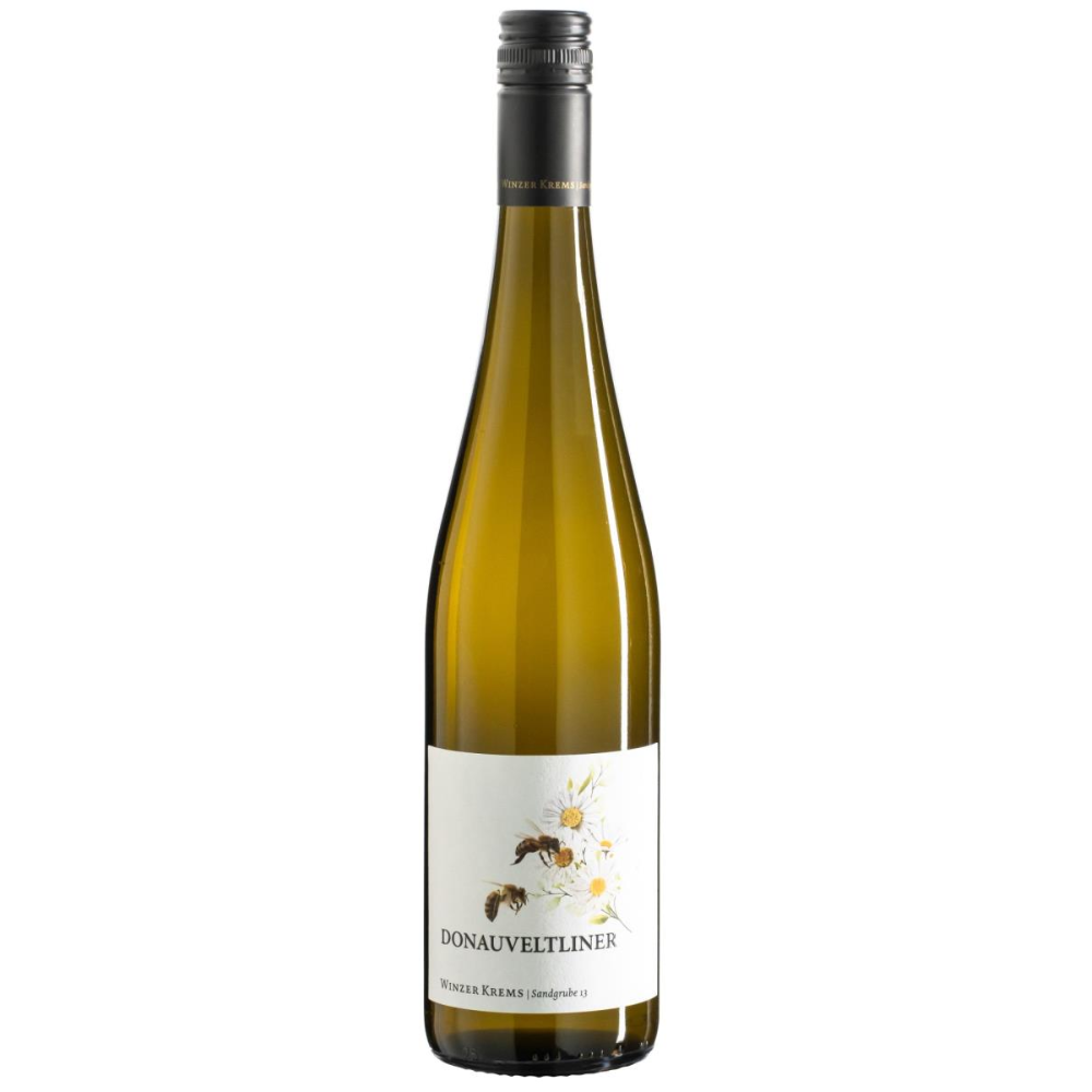 En flaske Winzer Krems Donauveltliner PIWI på en hvid baggrund