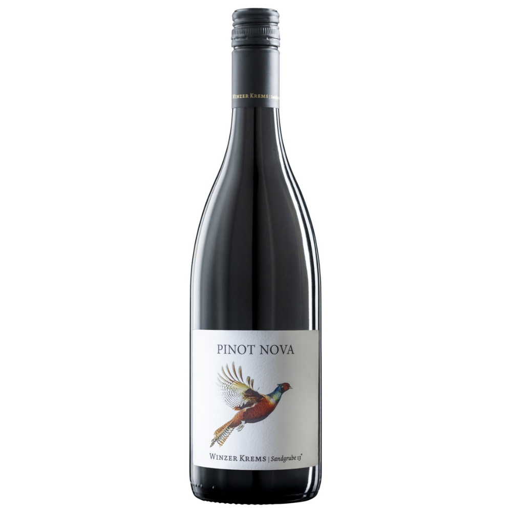 En flaske Winzer Krems Pinot Nova PIWI på en hvid baggrund