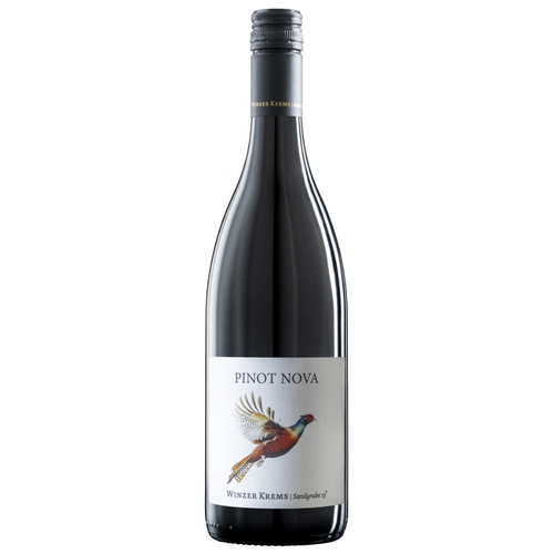 En flaske Winzer Krems Pinot Nova PIWI på en hvid baggrund